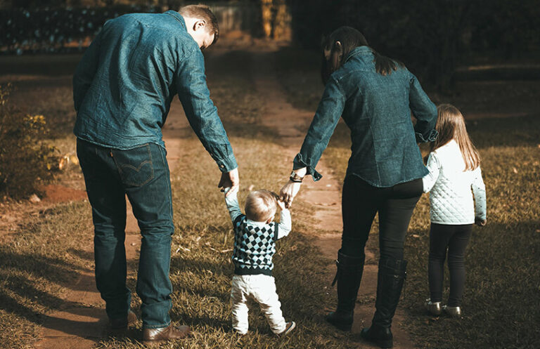 Família caminhando