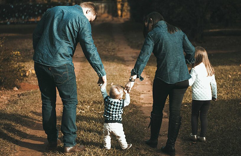 Família caminhando